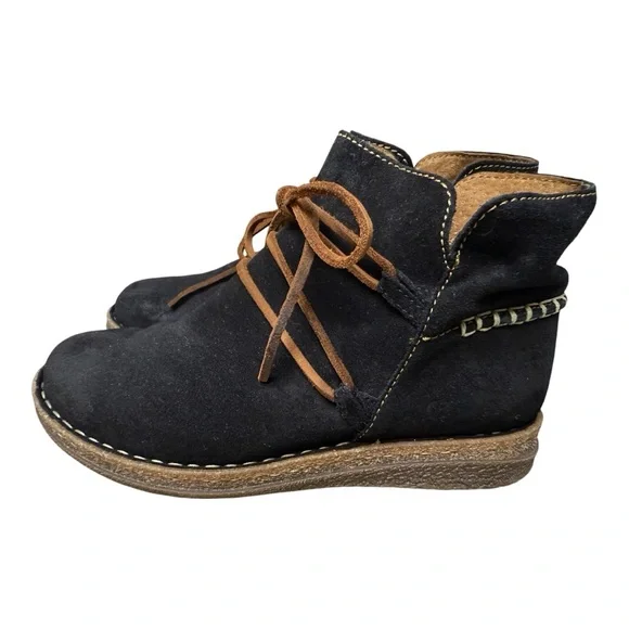 Born Women’s Black Suede Calyn Wedge Chukka Boots Size 8.5 - Picture 3 of 11